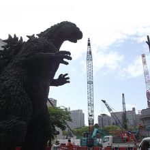 日比谷シャンテ前に現れた巨大 (？？) ゴジラ