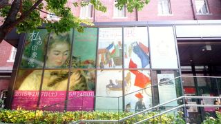 建物も前庭のバラも素敵な美術館