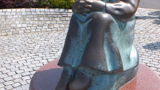 童謡「赤い靴」の銅像