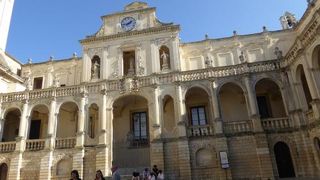 ドゥオーモの隣に立つ優雅な宮殿♪