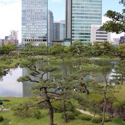 ＪＲ浜松町駅からすぐの場所にある公園