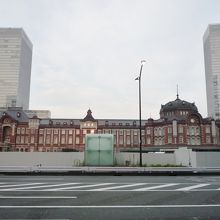 東京駅と高層ビル