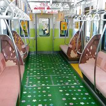 動物園行の電車内部