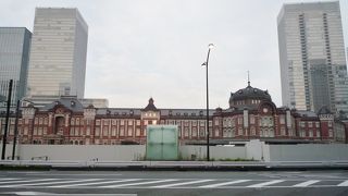 近代化された周囲のビルとの対比が良い