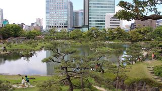 ＪＲ浜松町駅からすぐの場所にある公園