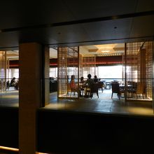 向こう側から見た「ロビーラウンジ」全景