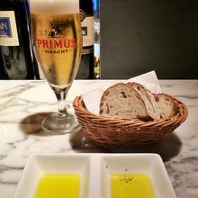 まずはビール　パンは出てきます