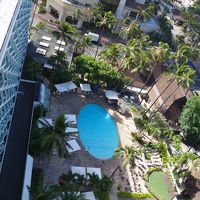 下にはこのホテルのプールが見えます。