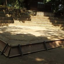 低い位置から眺める土俵