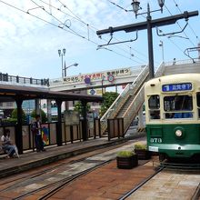 長崎駅前駅と入線する電車