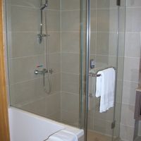 シャワー & 正方形バスタブ