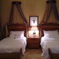 小さな天蓋つきです。