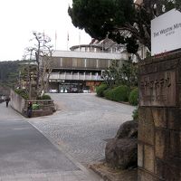 ホテル入口には伝統を感じさせるプレート