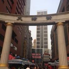 人影疎らで寂しい。