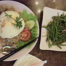 空芯菜の炒め物と目玉焼きのついたチャーハン、合計約400円弱