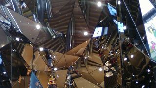 エスカレーターのエントランスが目を引きます。