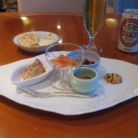 10階クラブラウンジのカクテルタイム、カナッペはワンプレート