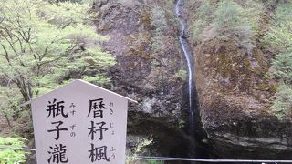 細い滝ですが美しい