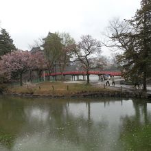埋の橋と松本城天守。