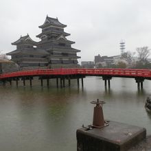 埋の橋と松本城天守。