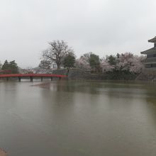 内堀に架かる埋の橋。