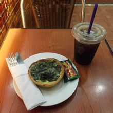 ザ・コーヒービーン＆ティーリーフにて。今回はキッシュを注文。