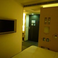 鏡のおかげで奥行きがあるように感じます。