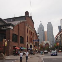 この建物が目印