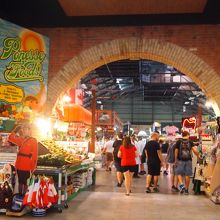 中にはたくさんのお店が！