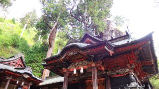 すごいところに社殿があります