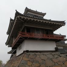 朱塗りの回縁が優雅な雰囲気を醸し出す、月見櫓。