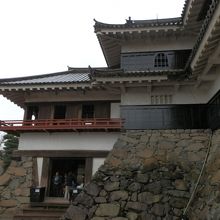 朱塗りの回縁が月見櫓です。