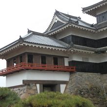 朱塗りの回縁の櫓が月見櫓です。