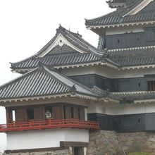 朱塗りの回縁が象徴、月見櫓。