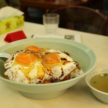 大盛りは卵三個！