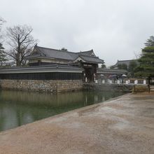 松本城の正門、黒門の全景です。