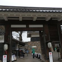 黒門です。奥に入場券の券売所が見えます。