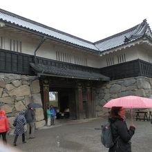 重厚な黒門枡形です。本丸防衛の要でした。