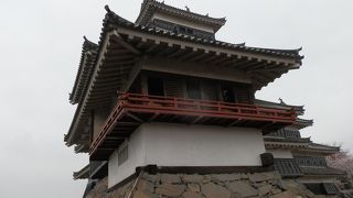 優雅な月見櫓を持つ、松本城天守。