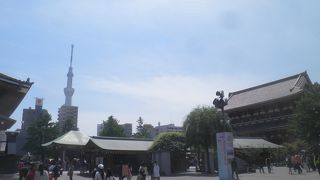 浅草寺の本堂前の大きな門