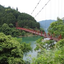 ダム湖にかかる赤い吊り橋