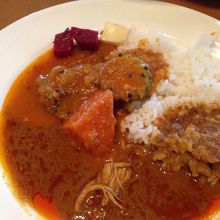 ご飯は日本食、インド系のカレーを三種類かけてます