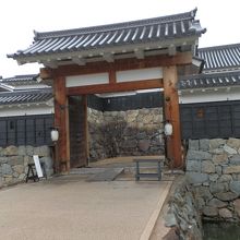 二の門（高麗門）です。