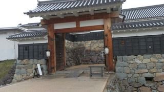 １２８年の時を越え、みごとに蘇った松本城　太鼓門枡形。