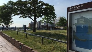 赤レンガと大桟橋の間