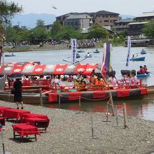 大堰川に浮かべた船。