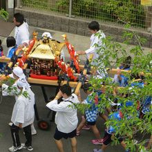 地元も子供神輿が練り歩きます。