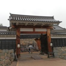 太鼓門枡形の二の門（高麗門）です。