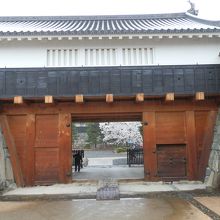 太鼓門枡形の一の門（櫓門）です。