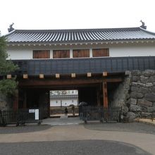 太鼓門枡形の一の門（櫓門）です。